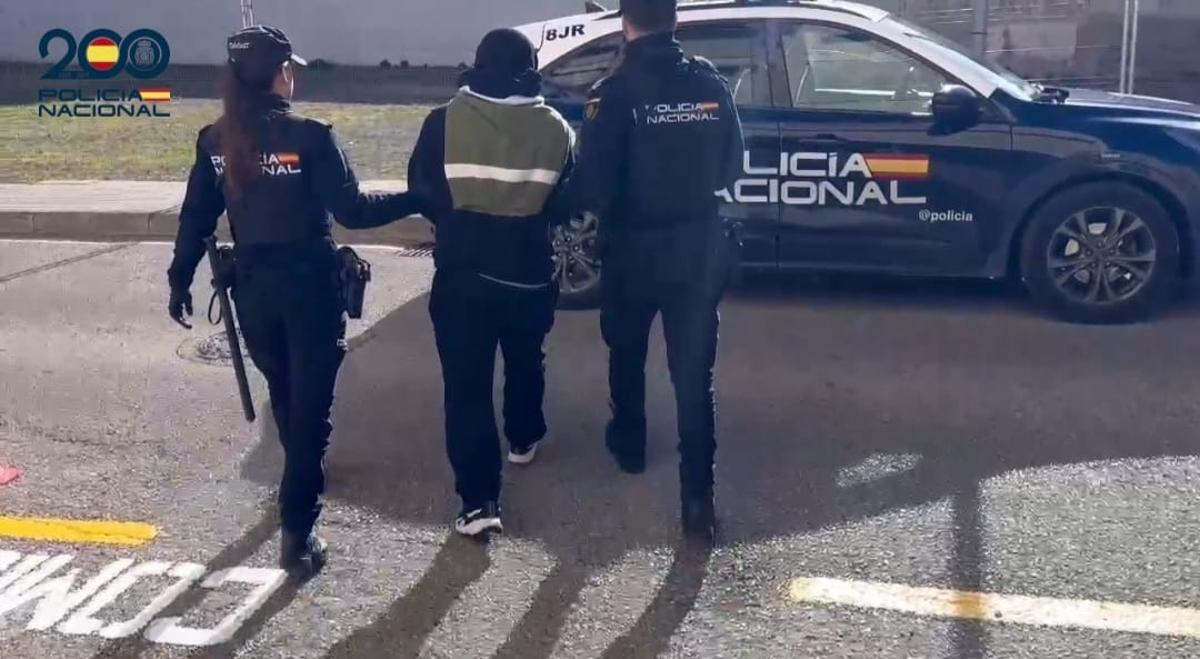 Agentes de la Policía Nacional llevan detenido a uno de los presuntos agresores en Manacor.