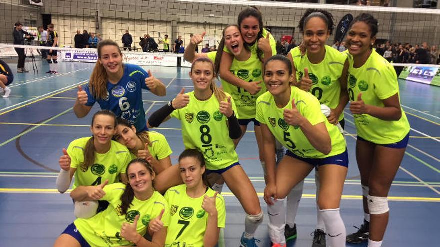 Las jugadoras del Siete Palmas tras ganar la primera eliminatoria.