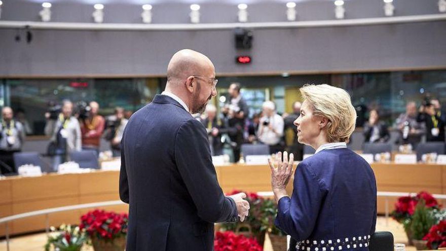 Charles Michel, presidente del Consejo Europeo, y Úrsula von der Leyen, presidenta de la Comisión, durante la reunión de jefes de Estado y de Gobierno de la UE27 en diciembre de 2019.