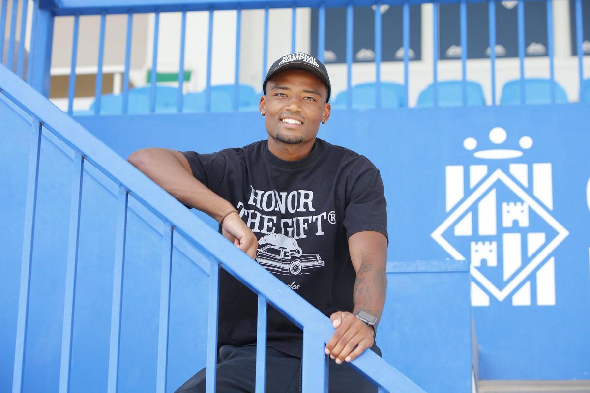 Fabrice Montcheu posiert im Estadi Balear.