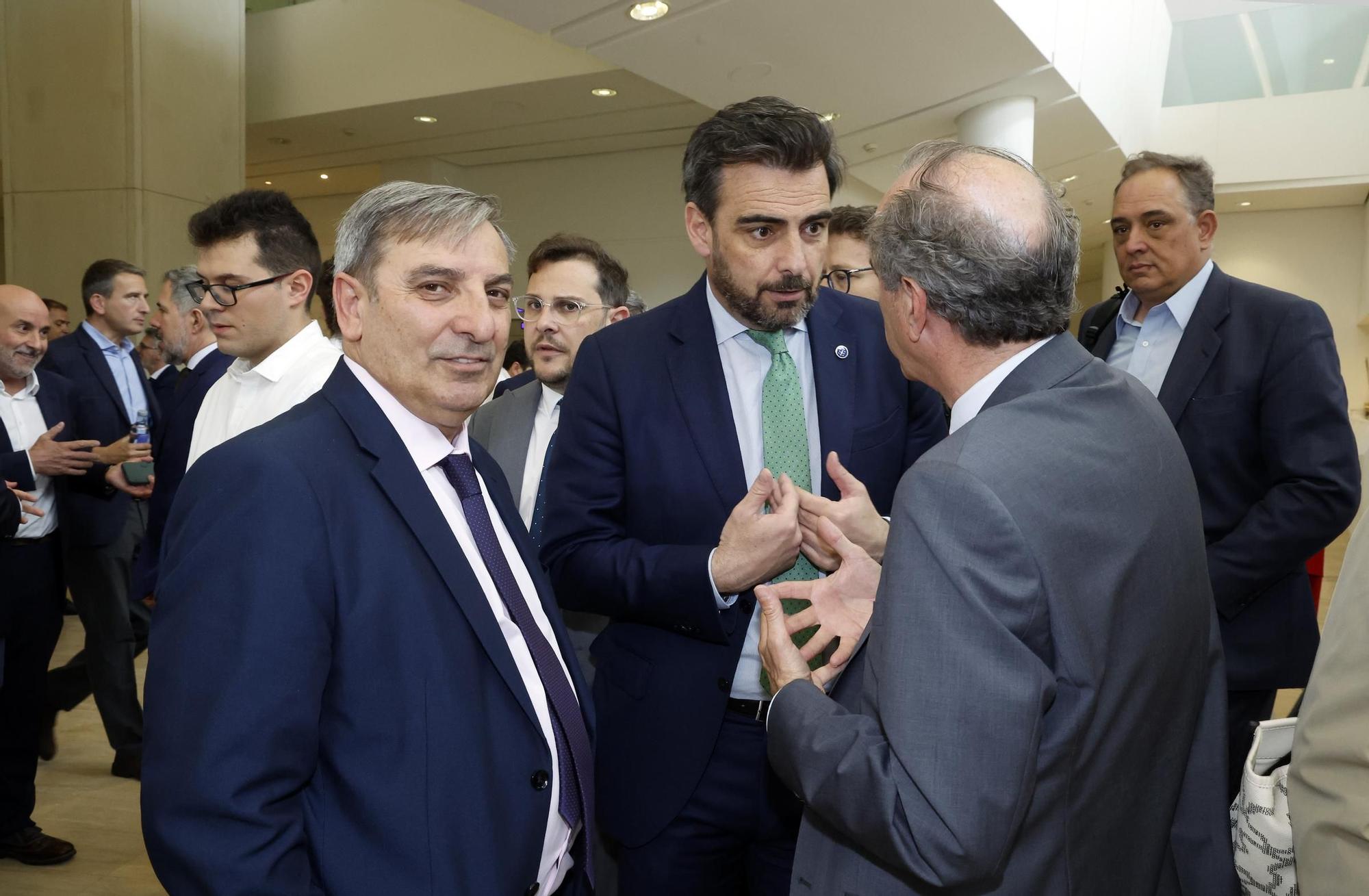 El poder político y empresarial se cita en Santiago