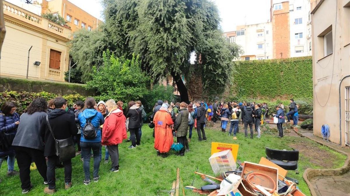 Vecinos se oponen al derribo de las casas de la calle de Encarnació en Gràcia