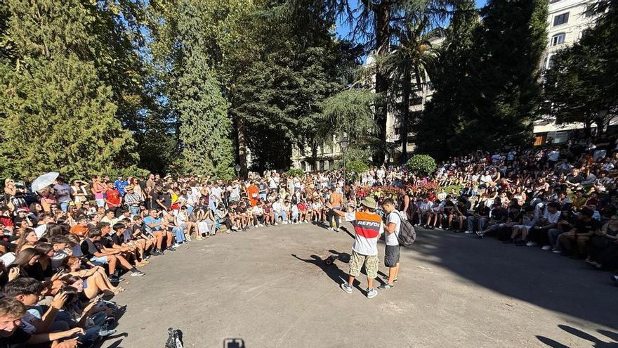 Oviedo sale a "farmear aura": 500 jóvenes llenan el Campo San Francisco  dispuestos a desplegar bailes, poses, cabriolas, saltos y gestos nacidos en las redes sociales