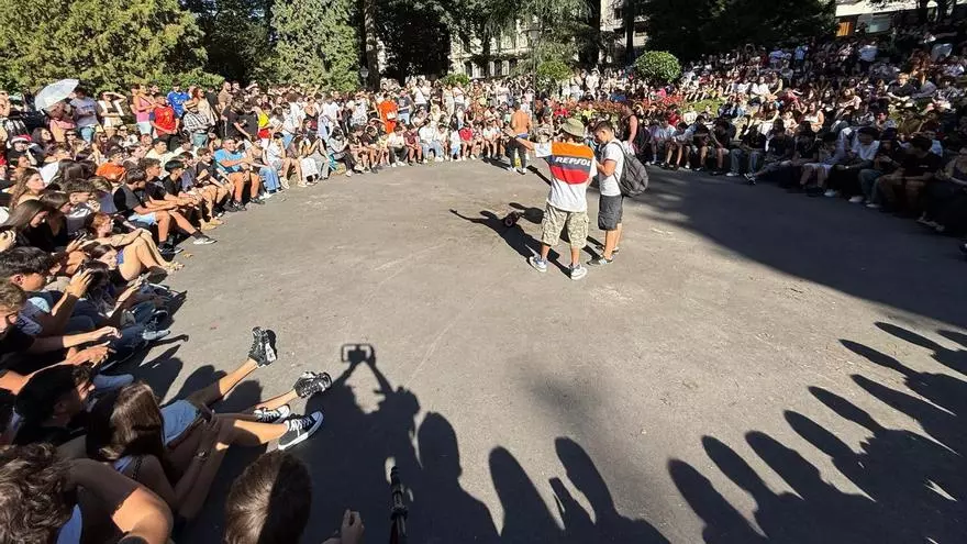 Oviedo se apunta a "farmear aura": centenares de personas llenan el Campo San Francisco para presenciar en directo el fenómeno viral