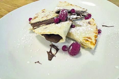 Arriba, caponata, un pisto agridulce típico de Sicilia.
Piadina de Nutella, bajo.