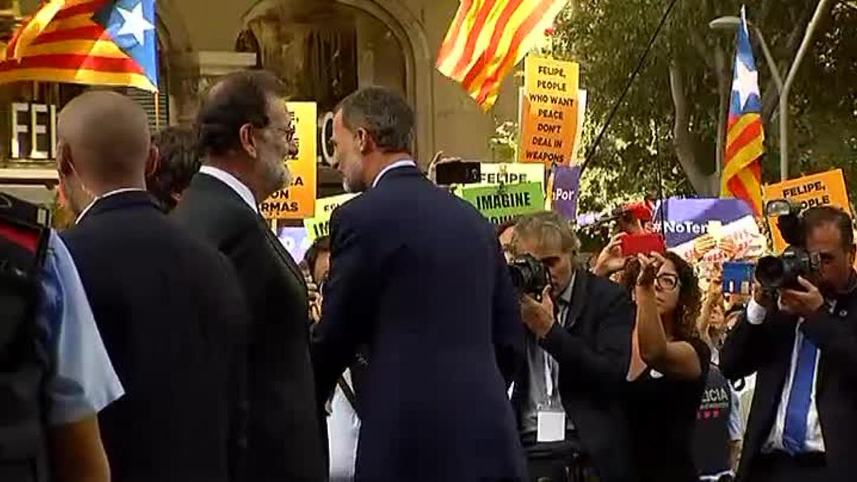 Pitos y abucheos al Rey y a Mariano Rajoy a su llegada a la manifestación