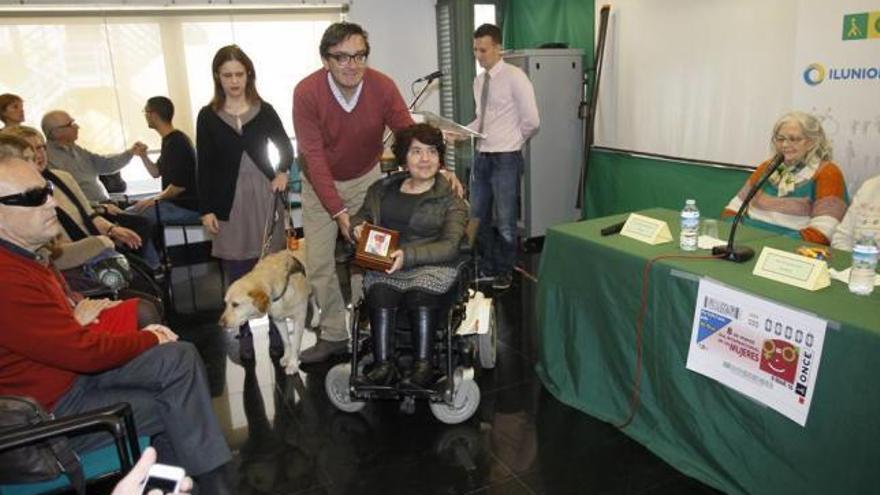 Mar Cerezález, directora de IB3 Radio, ayer con el premio.