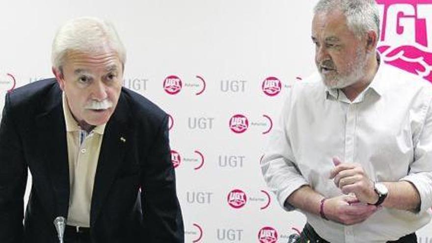 Justo Rodríguez Braga (a la izquierda) y Antonio Pino, tras la reunión de las ejecutivas de UGT y CC OO. | luisma murias