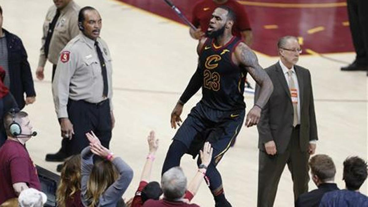 NBA VIDEO | Brutal LeBron James: Tapón y triple sobre la bocina para darle la victoria a los Cavs