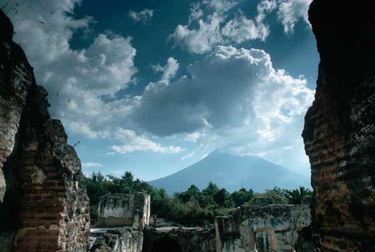 El volcán agua se erige sobre la ciudad de Antigua.