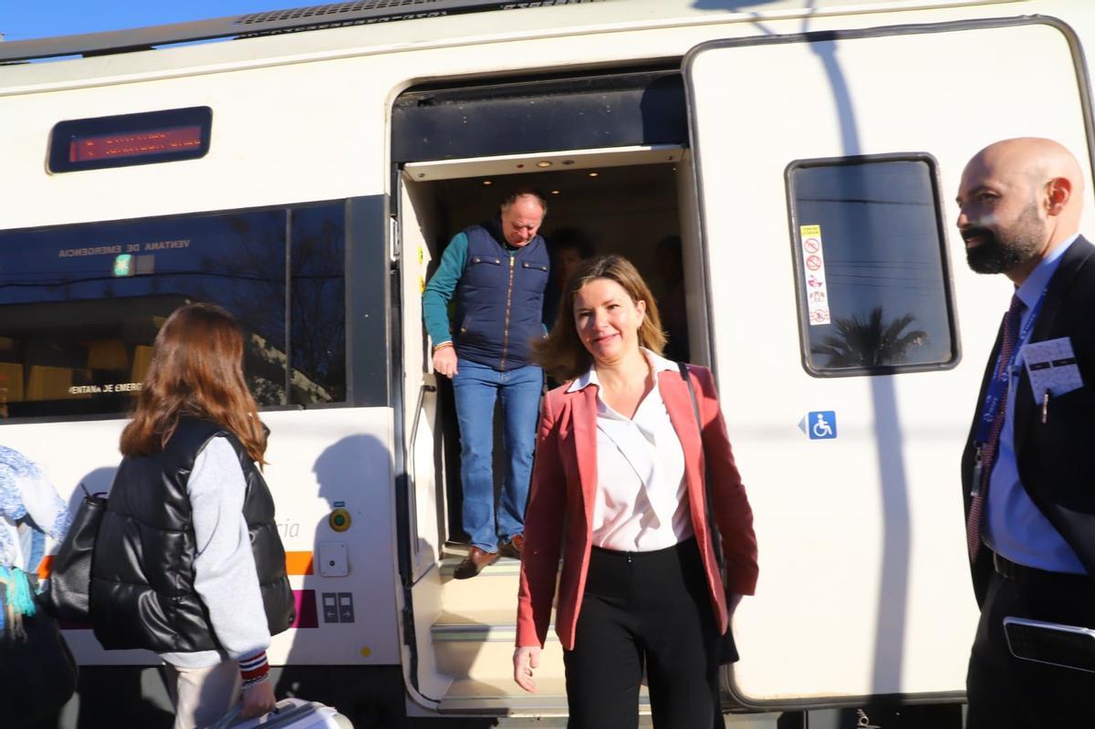 María José Rallo baja del tren en el viaje inaugural.