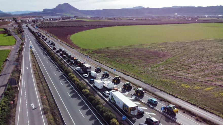 Un millar de agricultores colapsa las autovías que vertebran Andalucía