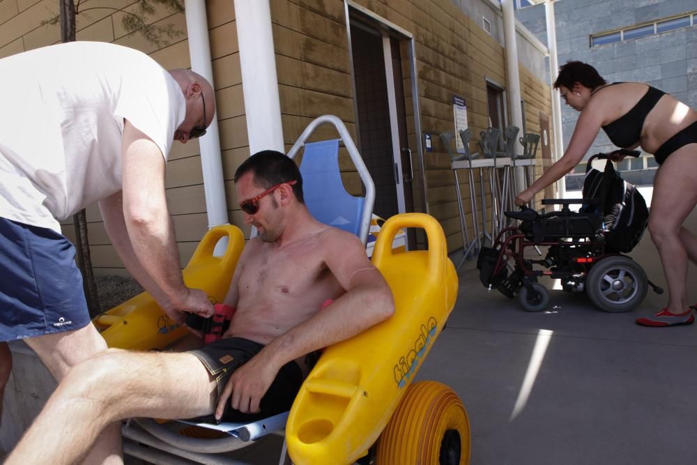 Servicio de baños en la playa de Poniente para personas con discapacidad