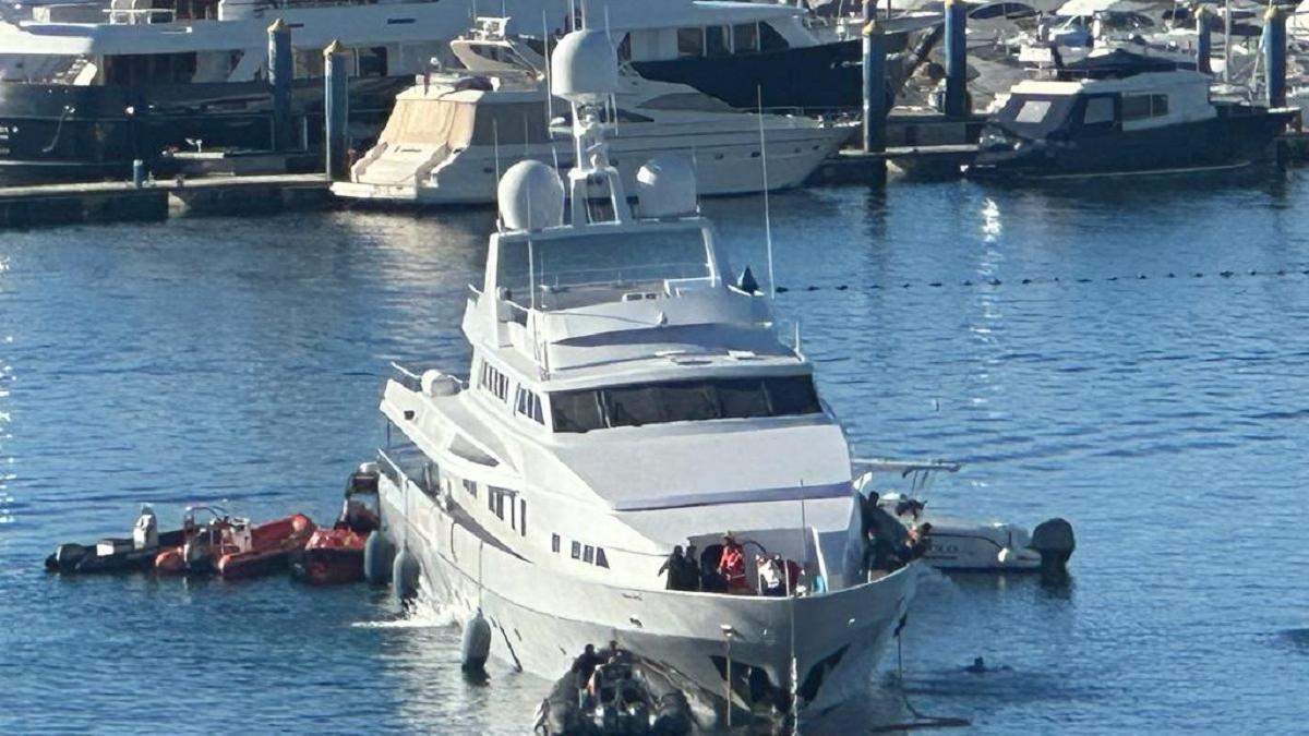 El megayate Tumberry C sufre una vía de agua en Sanxenxo