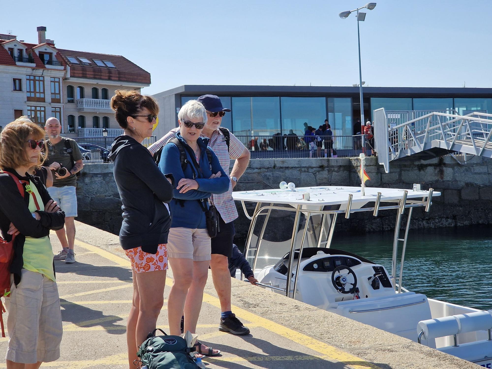 Peregrinos extranjeros que embarcaron en Vilanova para hacer la Ruta Xacobea hacia Pontecesures.