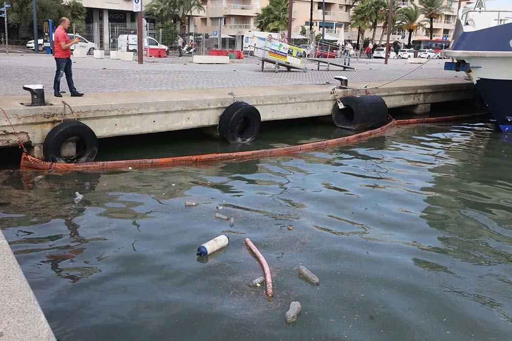 Vertidos por el temporal en el Puerto de Ibiza.