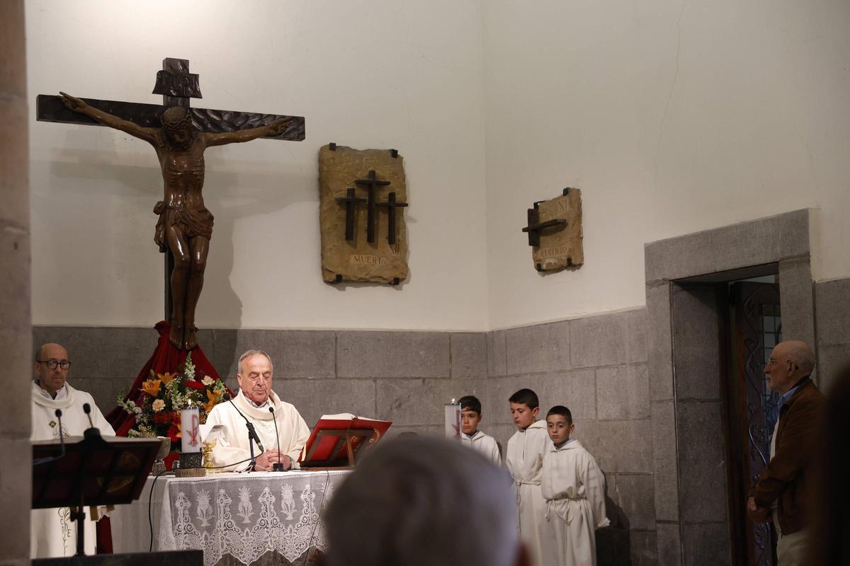 La procesión del Cristo de la Abadía de Cenero, en imágenes