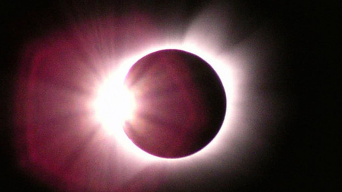 Eclipse total de Sol visto desde la Antártica, en noviembre del 2003.