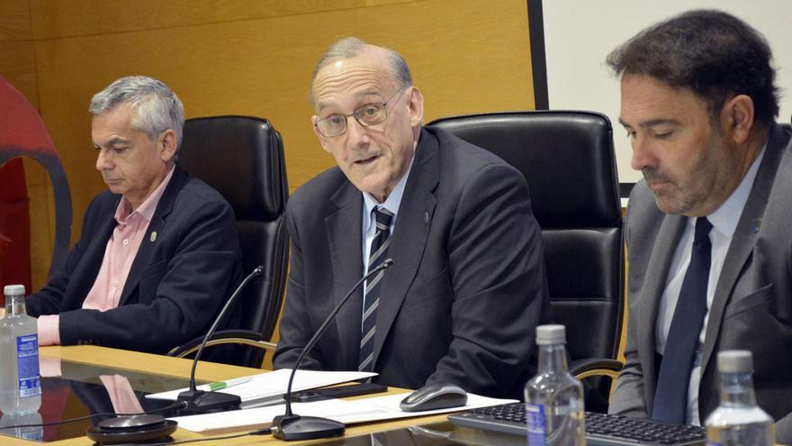 Alfonso Lago, Manuel Reigosa y Javier Rodríguez, ayer, en el Consello de Campus. | FdV