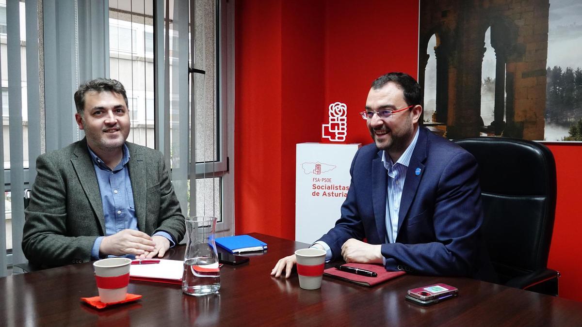 El eurodiputado socialista Jonás Fernández y el presidente del Principado, Adrián Barbón.