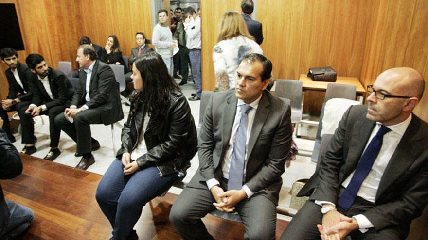 Vicente Casado, junto a los hijos del jeque en su juicio.