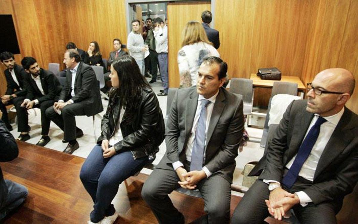 Vicente Casado, junto a los hijos del jeque en su juicio.