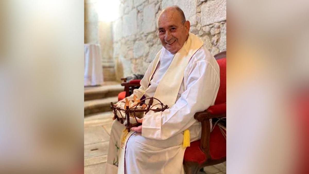El sacerdote Antonio Estévez, durante una de las celebraciones religiosas de su etapa como párroco.