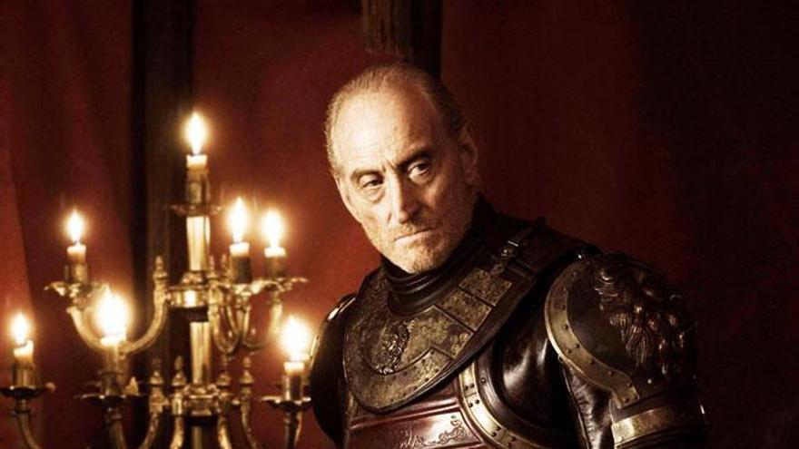 Charles Dance es Tywin Lannister.