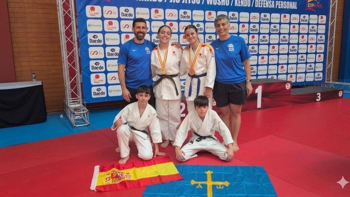 Los deportistas del Club Judo Corujo, junto a los entrenadores.