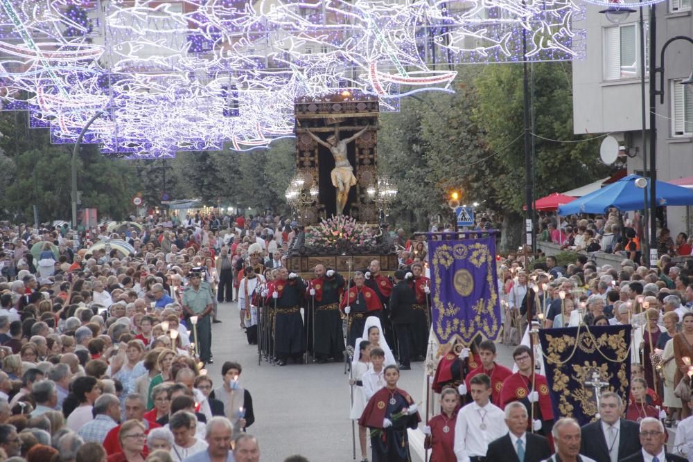 Un Cristo entre el fervor de la multitud. // Santos Álvarez