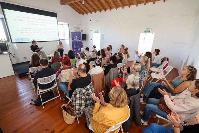 Todas las imágenes de la jornada para la abolición de la prostitución en el Casal d'Igualtat de Ibiza.