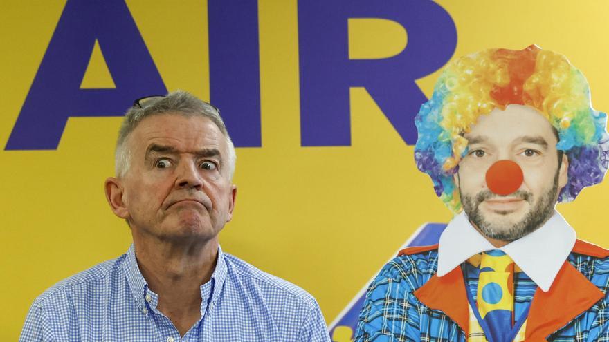 Ryanair viste de payaso al ministro de Consumo