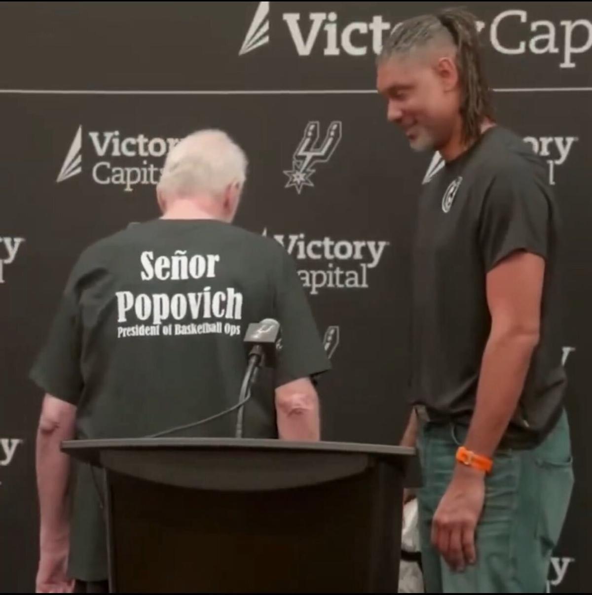 Popovich junto a Duncan, con su camiseta personalizada