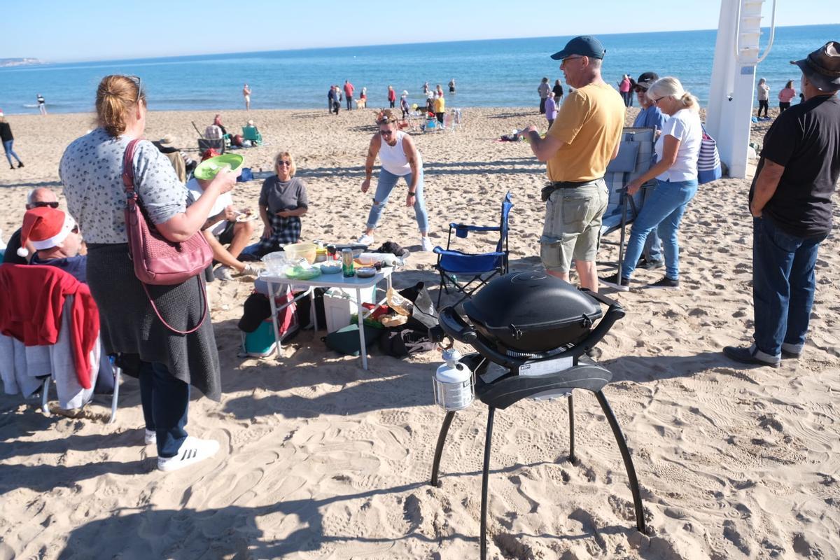 Varias personas han decidido comer en la playa de La Marina.