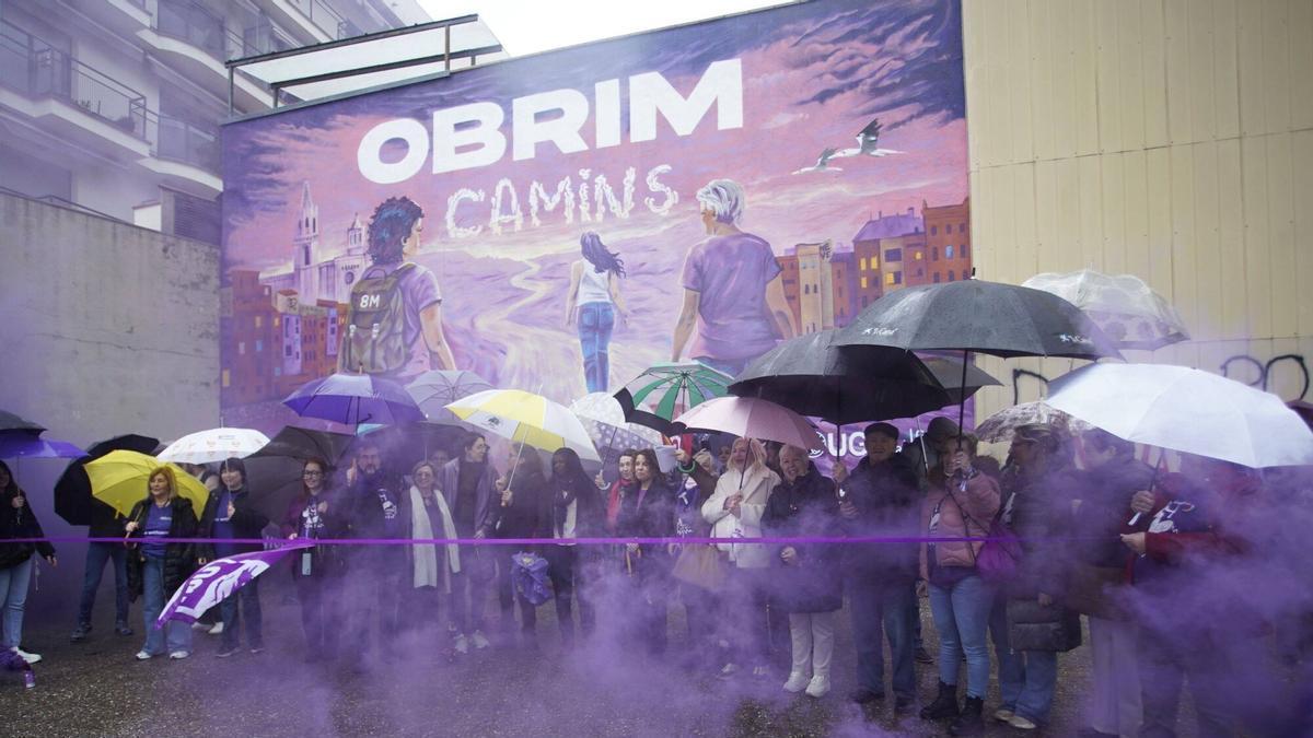 Les imatges de la presentació d'un mural reivindicatiu amb motiu del 8 M