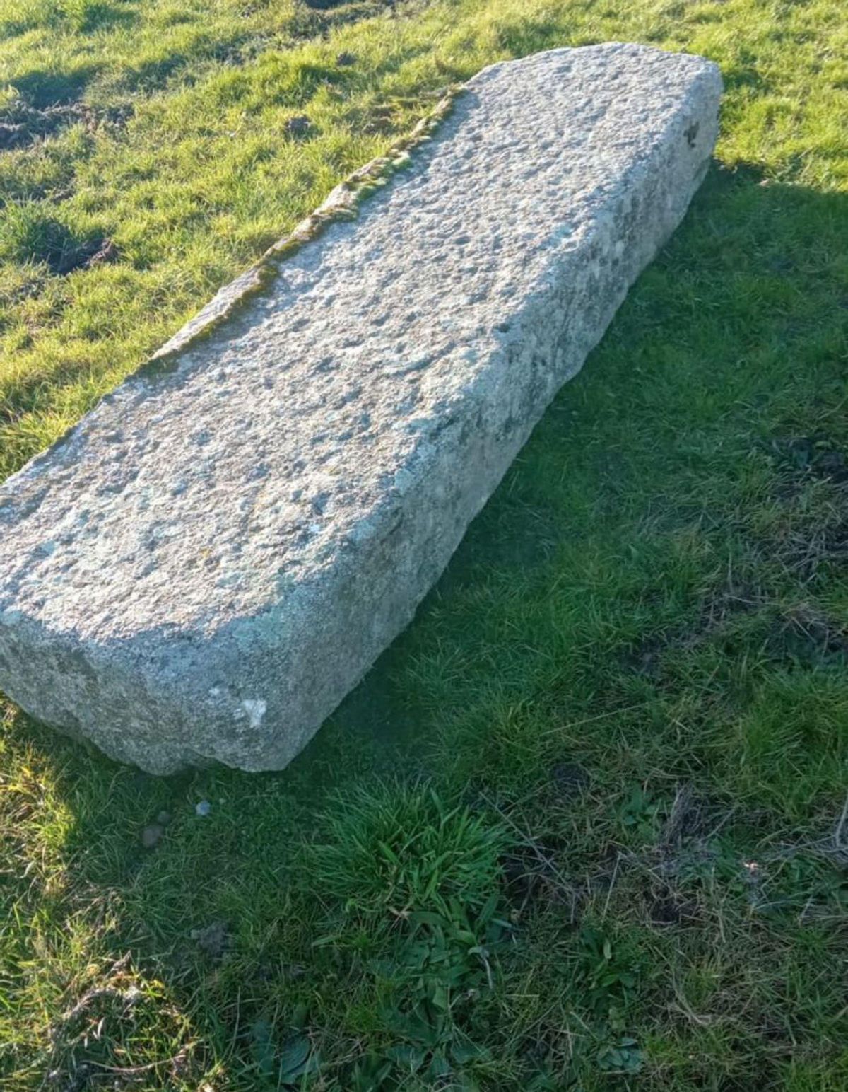 Banco de piedra tirada en una finca. | Cedida