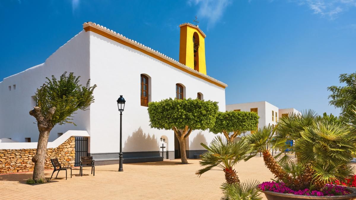 El pueblo de Ibiza en el que se pagaban las consumiciones con cuadros y se dejaban poemas pegados a las farolas