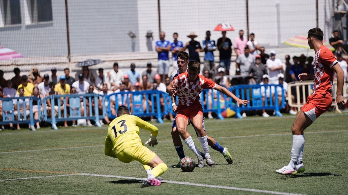 El San Fernando trata sin éxito de hacer gol frente al Girona B.