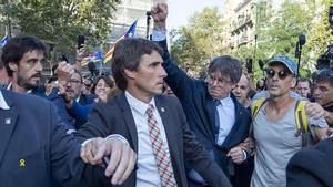 Los Mossos suspenden a los agentes que ayudaron a huir a Puigdemont