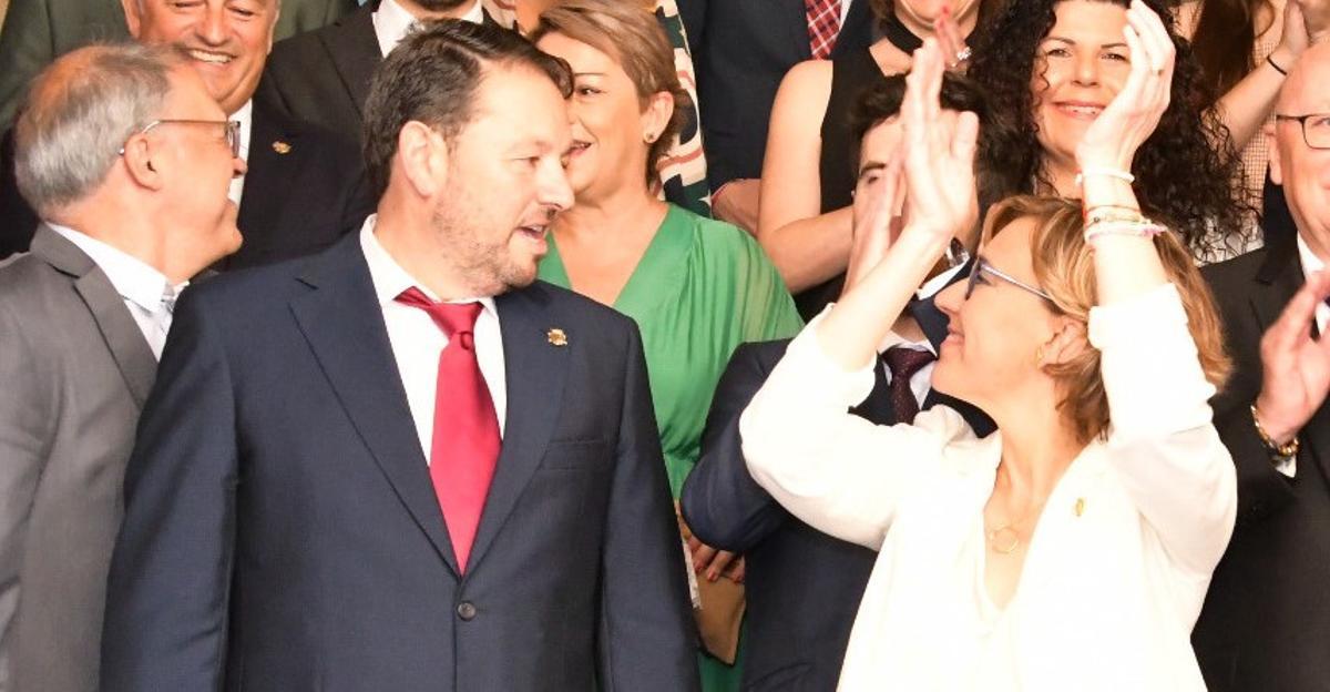 El portavoz de Vox se dirige a Rosa Cardona, el día de la toma de posesión de está como alcaldesa