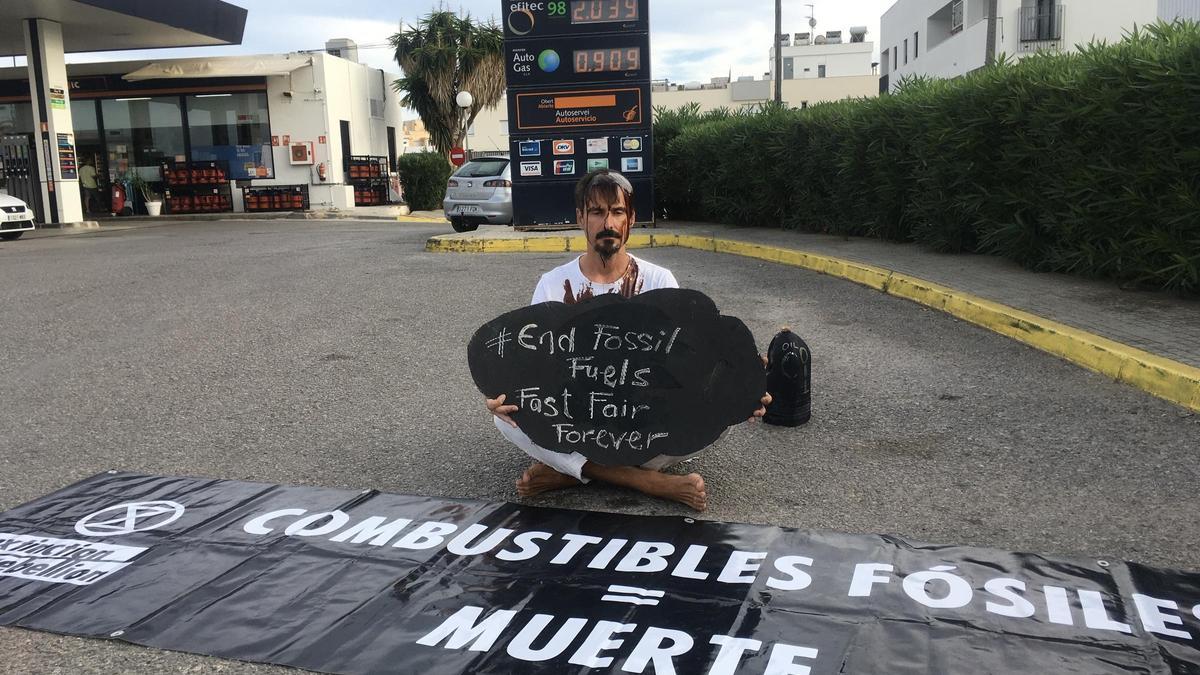 VÍDEO: Protesta contra los combustibles fósiles con un suicidio a lo bonzo
