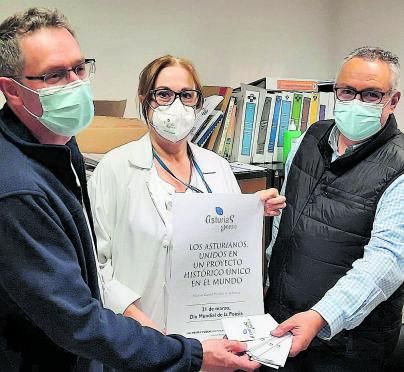 Juan García con María Ángeles Roso y Ricardo González, jefes de Grupo Restauración del HUCA. 