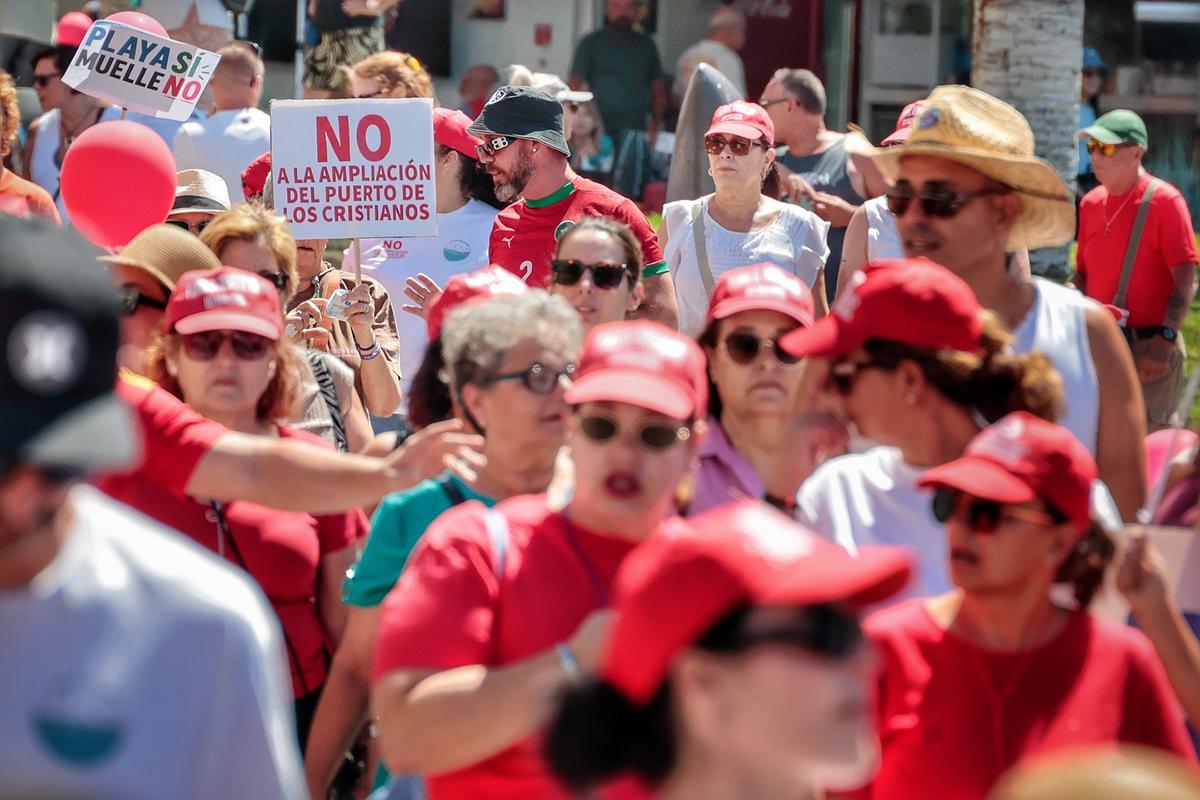 Manifestación en contra de la ampliación del puerto de Los Cristianos