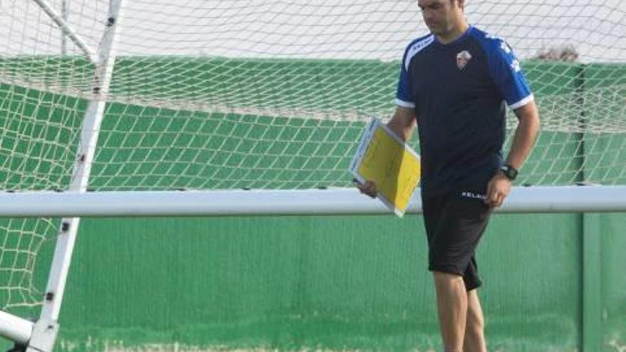 Alberto Toril, con una carpeta, durante un entrenamiento.