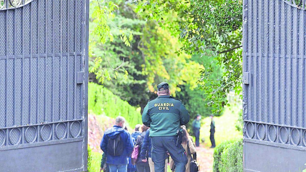 Entrada de la comitiva judicial en el pazo, el pasado miércoles, para realizar el inventario.  // C. Pardellas