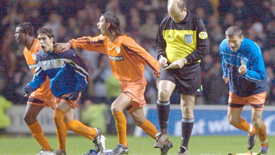 Los valencianistas celebran la eliminación en penaltis del Celtic en 2001.