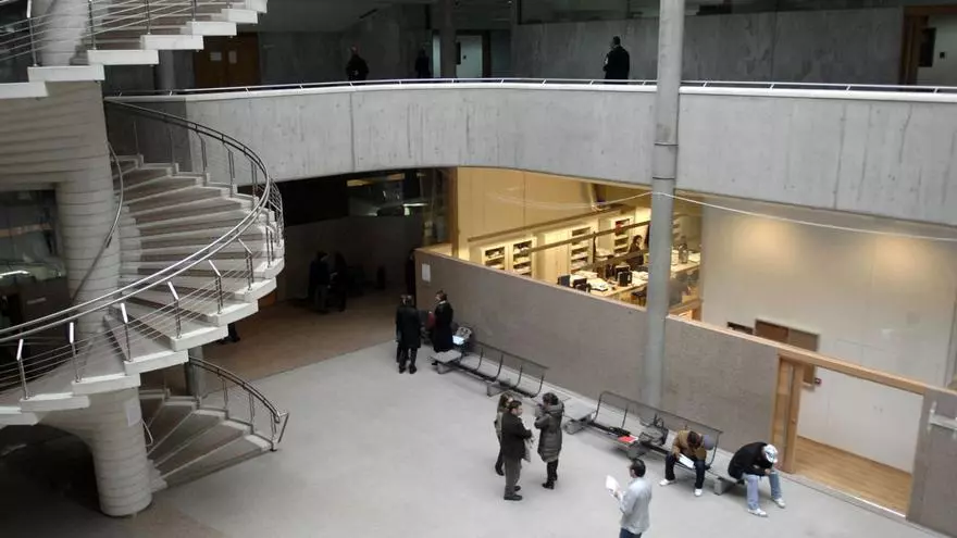 Condenado en A Coruña por maltratar a sus dos hijos: a golpes y con pulgas