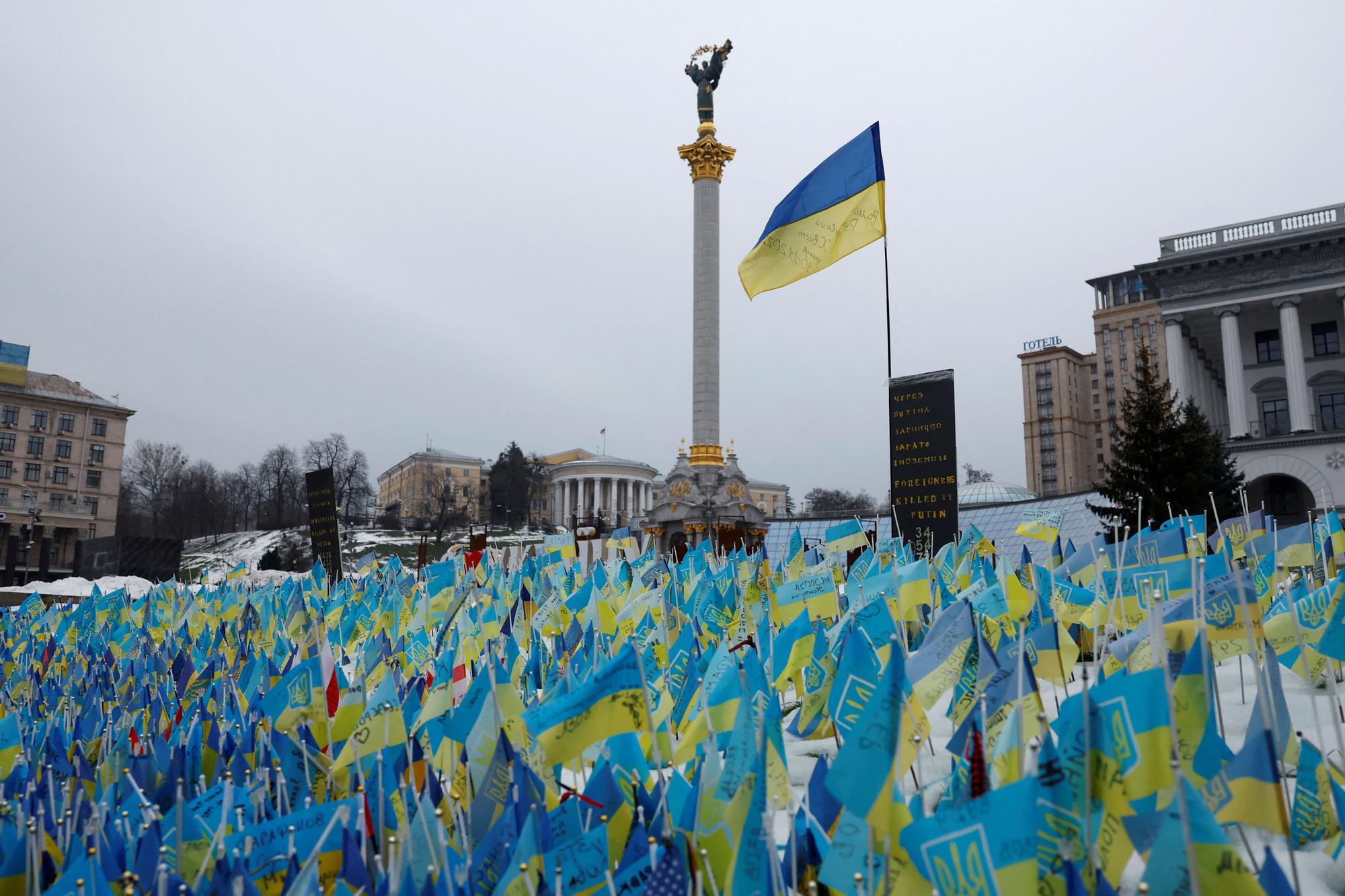 Homenaje en Kiev a los soldados caídos en la guerra contra Rusia.