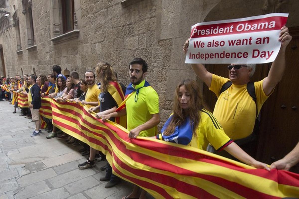 La Vía Catalana pasando por la calle del Bisbe, en Barcelona.