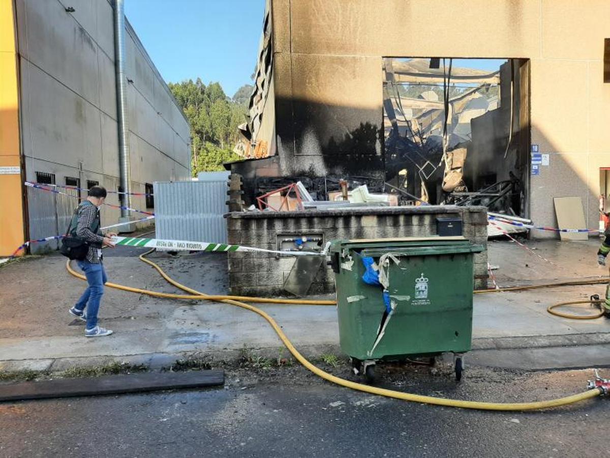 Un agente de la Guardia Civil precinta el acceso a la nave. |   // G.NÚÑEZ